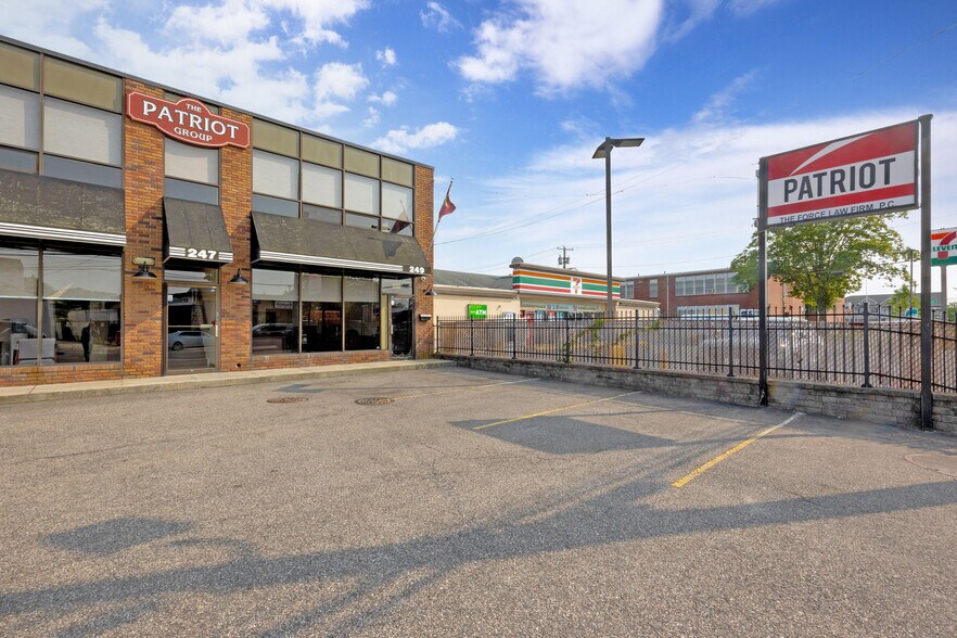More Photos Of 245-249 W Montauk Hwy, Lindenhurst Office For Lease