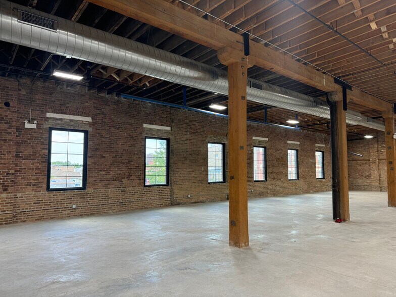 More Photos Of 2145 W Grand Ave, Chicago Showroom For Lease