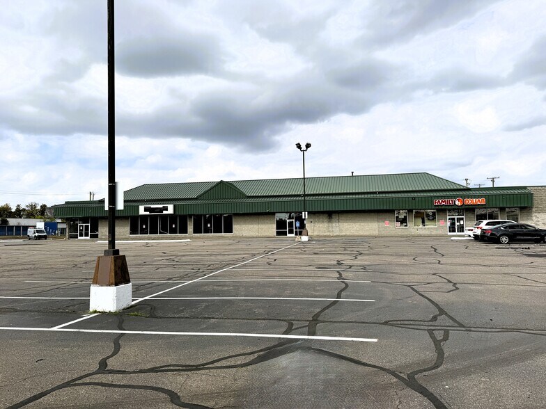 More Photos Of 11811 E 8 Mile Rd, Warren General Retail For Lease