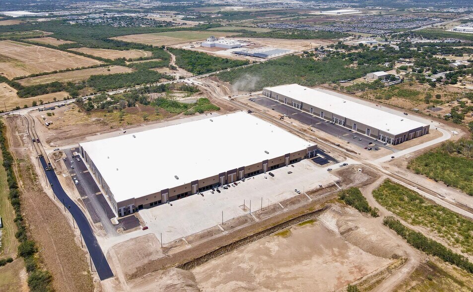 More Photos Of 1106 S Foster Rd, San Antonio Warehouse For Lease