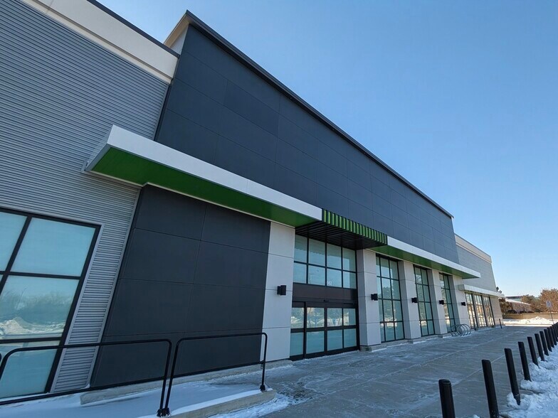 More Photos Of 662-868 E Big Beaver Rd, Troy Storefront For Lease