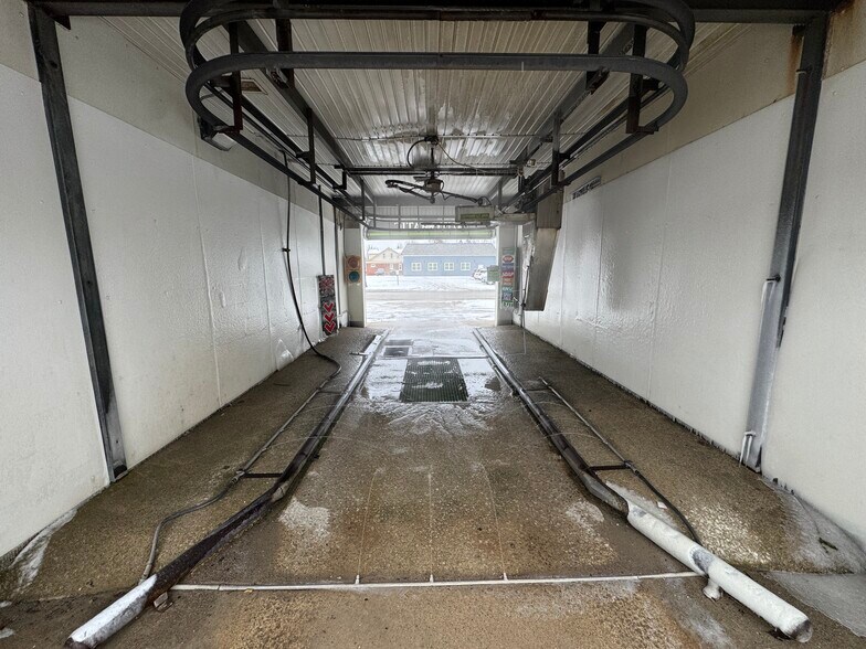 More Photos Of 19162 Huron River Dr, New Boston Specialty For Sale