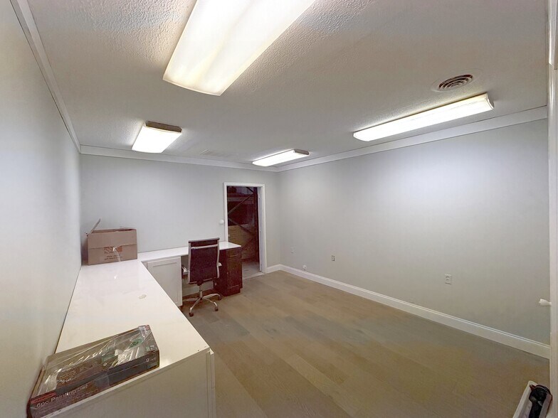 More Photos Of 449 N Cameron St, Winchester Manufacturing For Lease