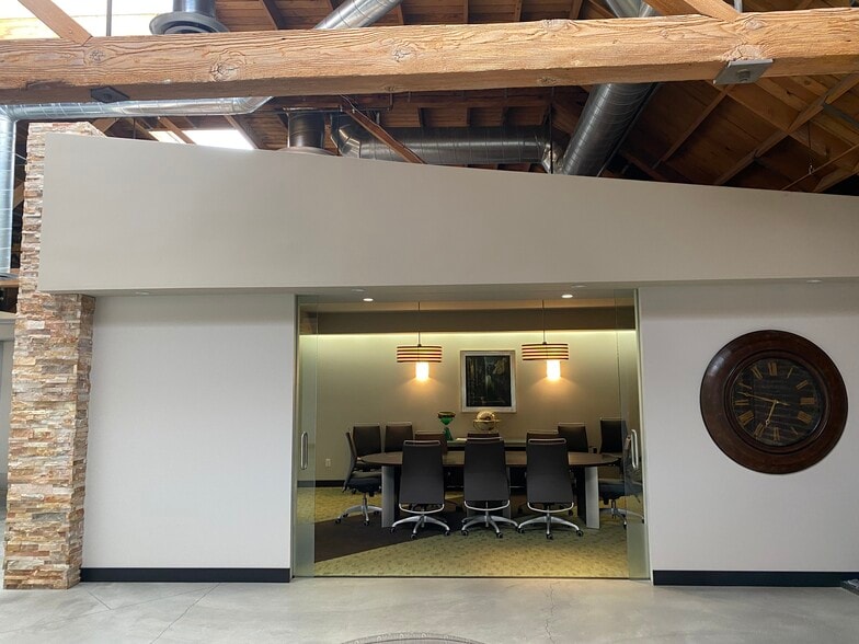 More Photos Of 1319-1321 W 11th St, Los Angeles Showroom For Lease