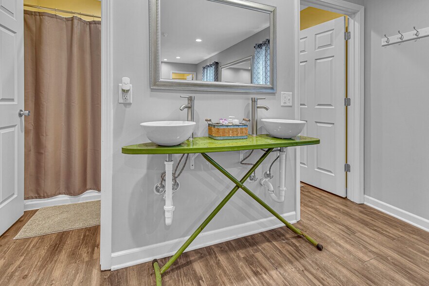 More Photos Of 703 W Berry St, Hamilton Hotel For Sale