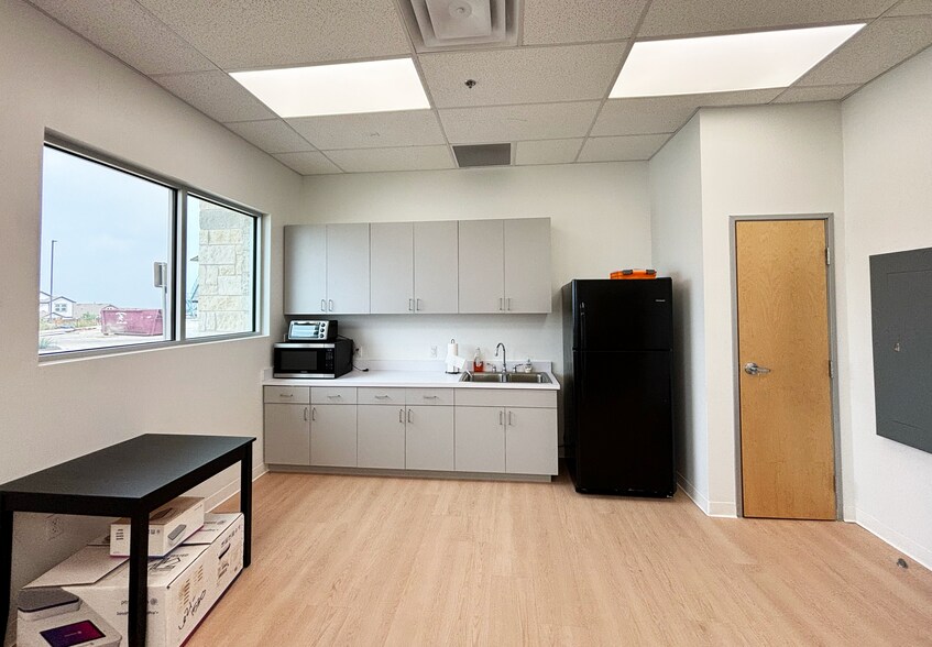 More Photos Of 9017 W State Highway 29, Liberty Hill Office For Sale