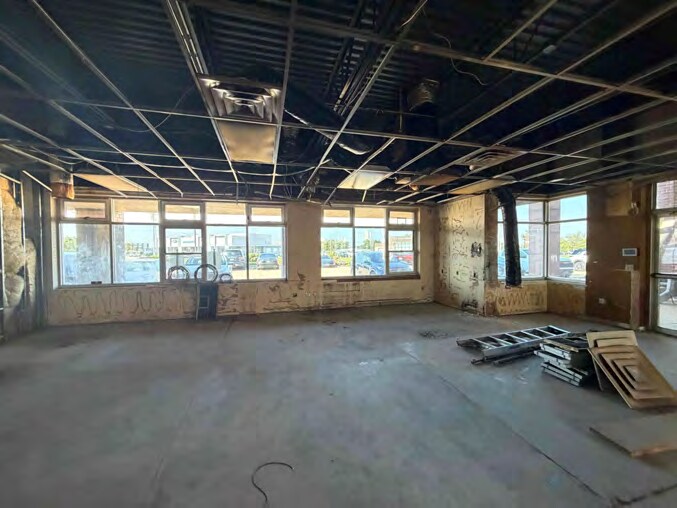 More Photos Of 1061 N Center Point Rd, Hiawatha Restaurant For Lease