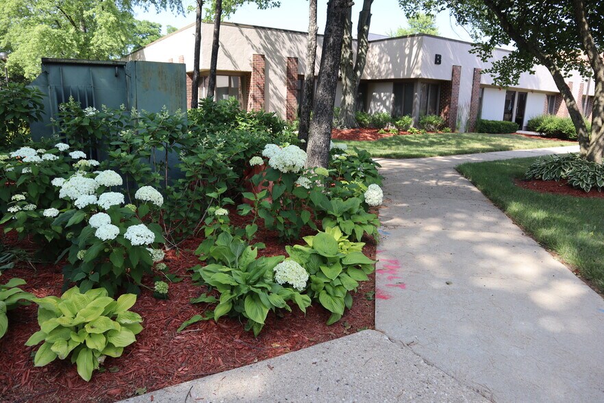 More Photos Of 1117 S Milwaukee Ave, Libertyville Unknown For Lease