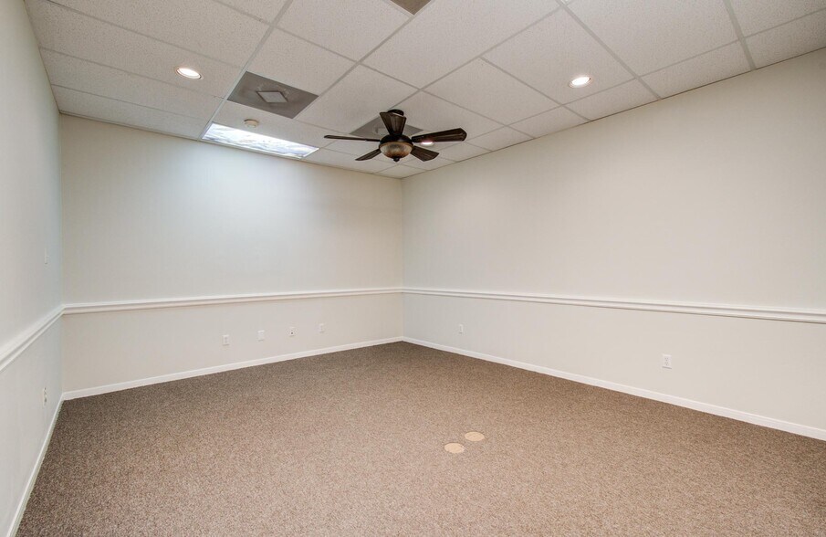 More Photos Of 11201 Steeplepark Dr, Houston Office Residential For Sale