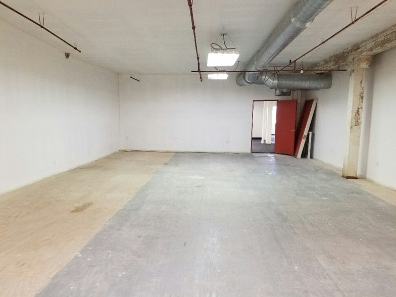 More Photos Of 3130-3136 W Chicago Ave, Chicago Showroom For Sale