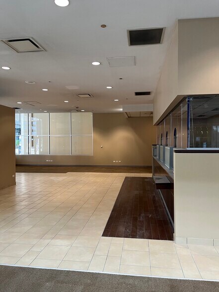 More Photos Of 300 S Riverside Plz, Chicago Office For Lease