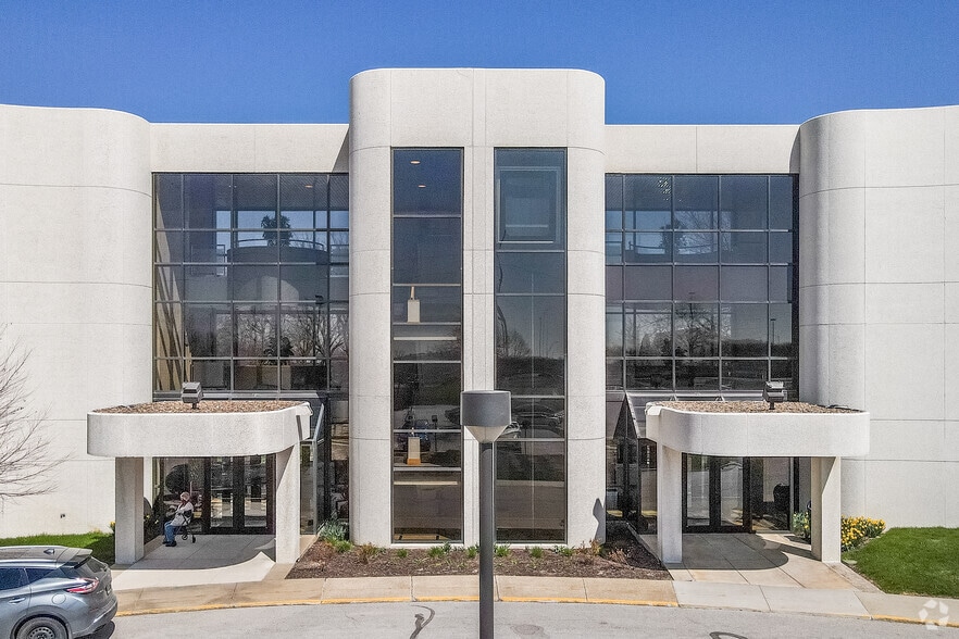 More Photos Of 1501 50th St, West Des Moines Office For Lease