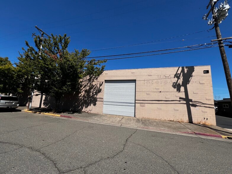 More Photos Of 860 Commerce St, Redding Warehouse For Lease