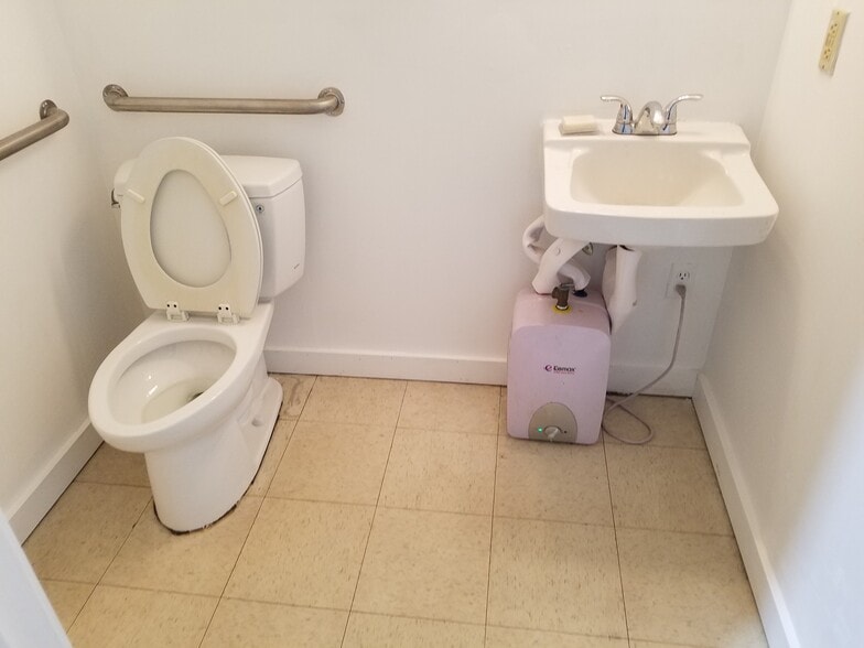 More Photos Of 18775 N Frederick Rd, Gaithersburg Warehouse For Lease