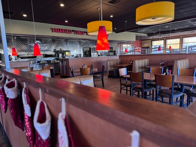 More Photos Of 6887 E Front St, Kansas City Fast Food For Lease