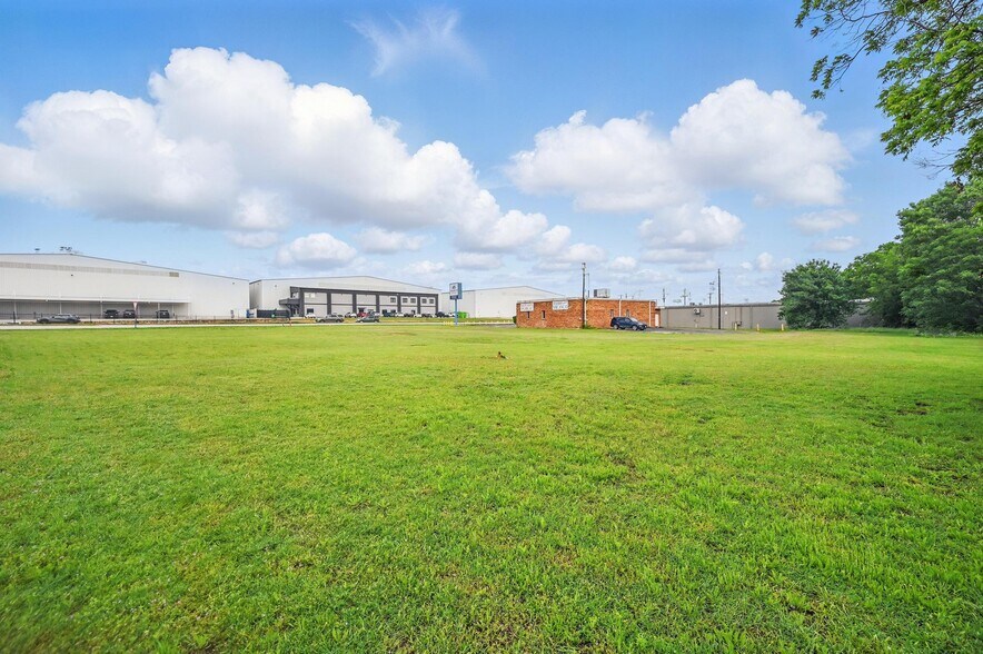 More Photos Of 4016 N Main St, Fort Worth Office For Sale