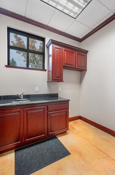 More Photos Of 810 Denbeste Ct, Windsor Office For Lease