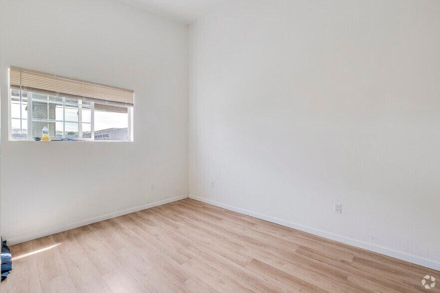 More Photos Of 4933 San Leandro St, Oakland Warehouse For Lease