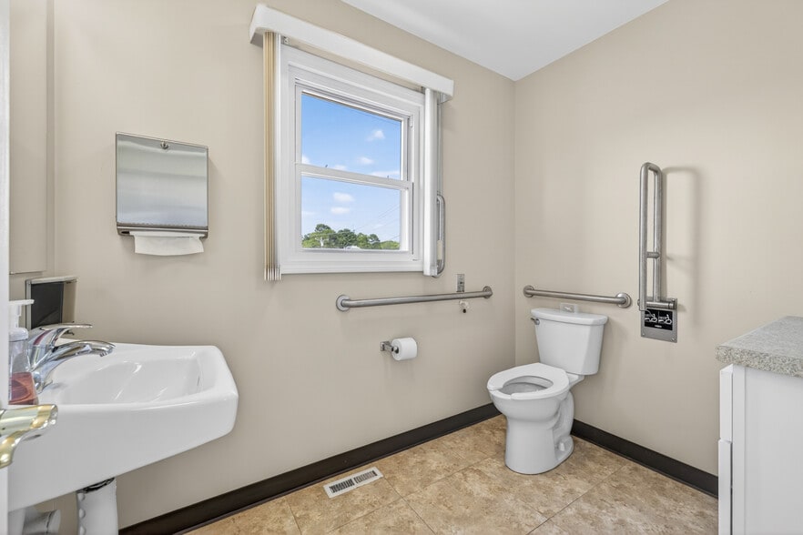 More Photos Of 239 E Main St, Clinton Office For Sale
