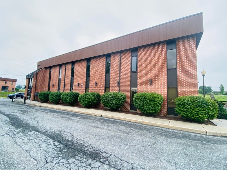 More Photos Of 3004 Hempland Rd, Lancaster Office For Lease