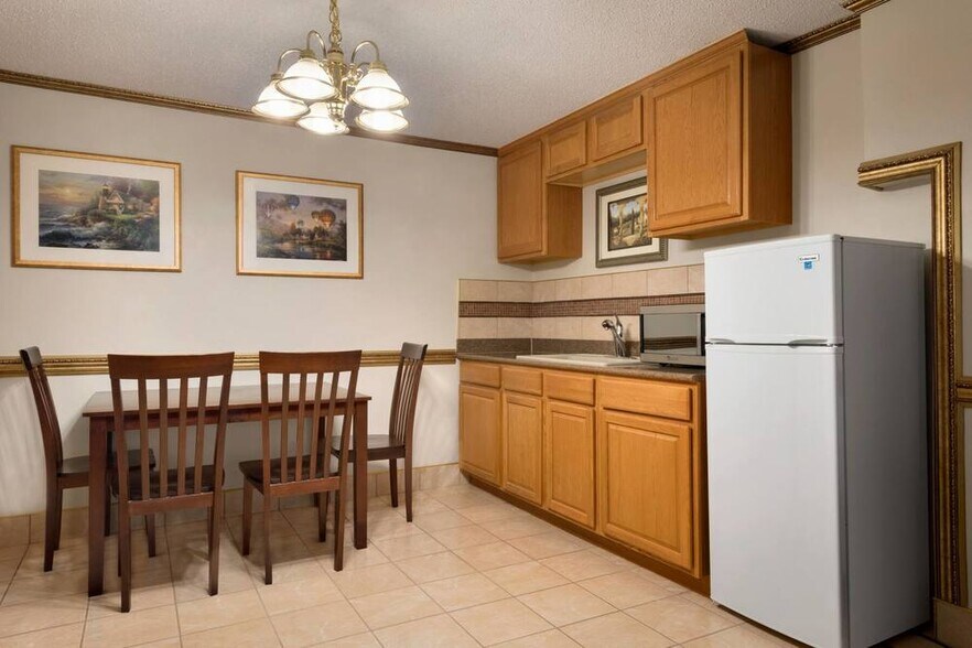 More Photos Of 4685 NE 14th St, Des Moines Hotel For Sale