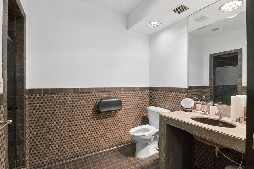 More Photos Of 1480 Colorado Blvd, Los Angeles Medical For Sale