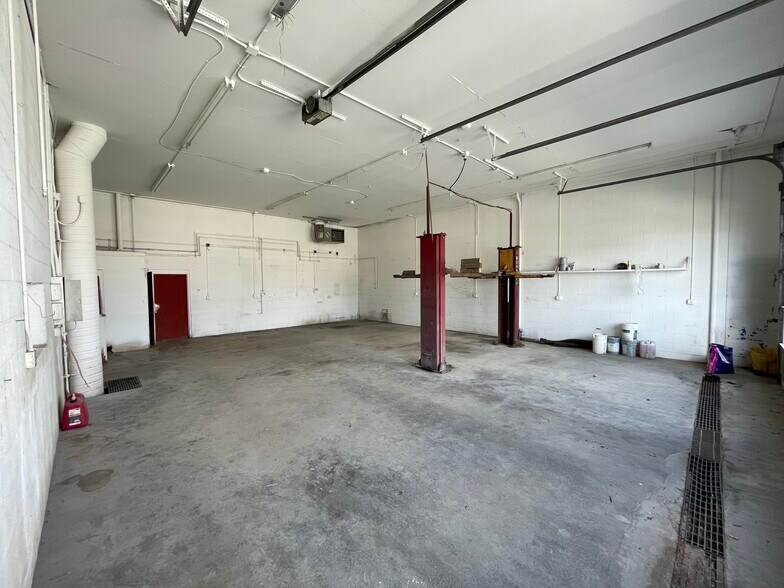 More Photos Of 530 E Saginaw Hwy, Grand Ledge Auto Repair For Sale