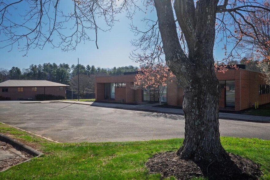 More Photos Of 261 E Palmer St, Franklin Manufacturing For Sale