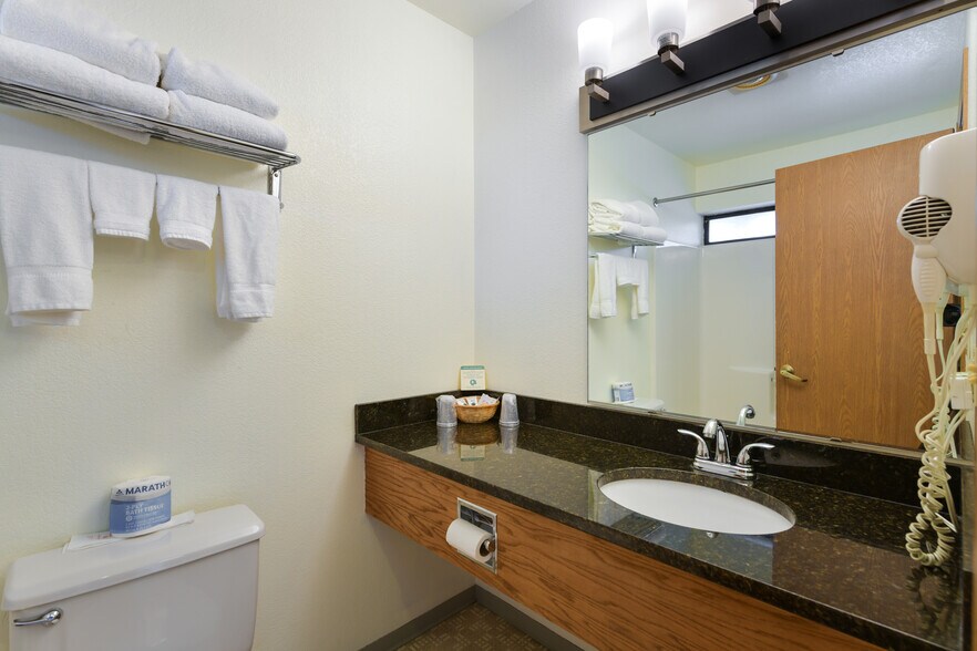 More Photos Of 906 9th St, Anacortes Hotel For Sale