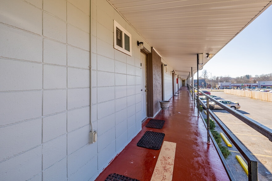 More Photos Of 3811 W Chestnut Expy, Springfield Hotel For Sale