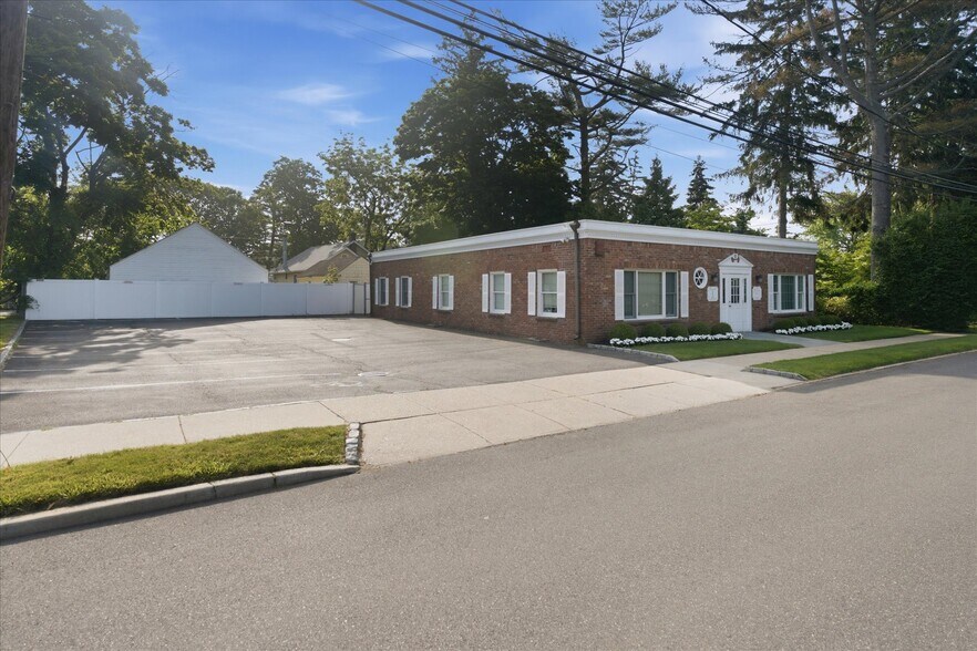 More Photos Of 33 Candee Ave, Sayville Medical For Lease