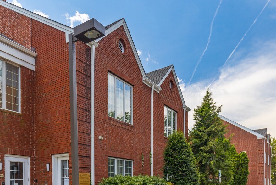 More Photos Of 821-824 Courtyard Dr, Hillsborough Office For Lease