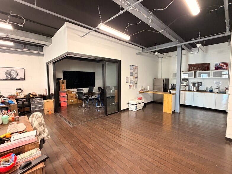 More Photos Of 2 Commercial St, Hicksville Manufacturing For Lease