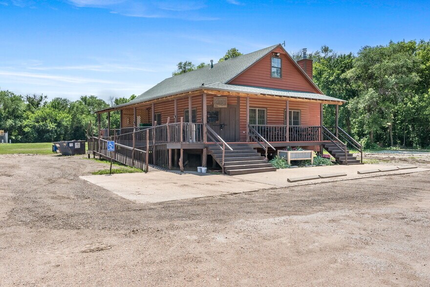 More Photos Of 1499 N Meridian Rd, Peck Restaurant For Sale