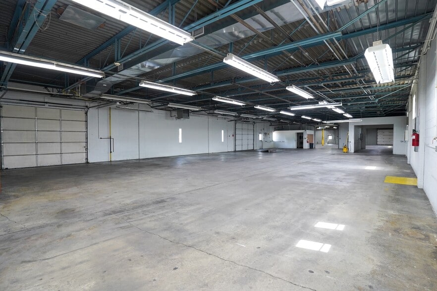 More Photos Of 2010 Lakeview Dr, Fort Wayne Warehouse For Lease