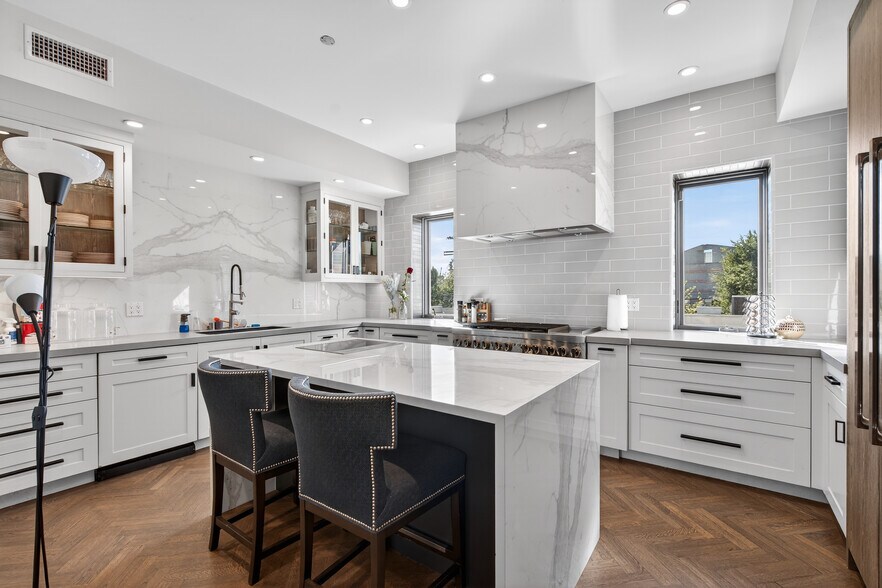 More Photos Of 910 N La Cienega Blvd, Los Angeles Storefront Retail Office For Sale