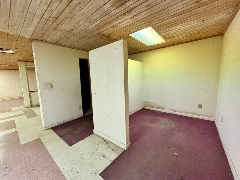 More Photos Of 868 State Route 3 and 12, Hinton Flex For Sale