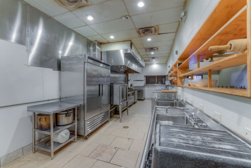 More Photos Of 940-942 S Cooper St, Memphis Storefront For Lease