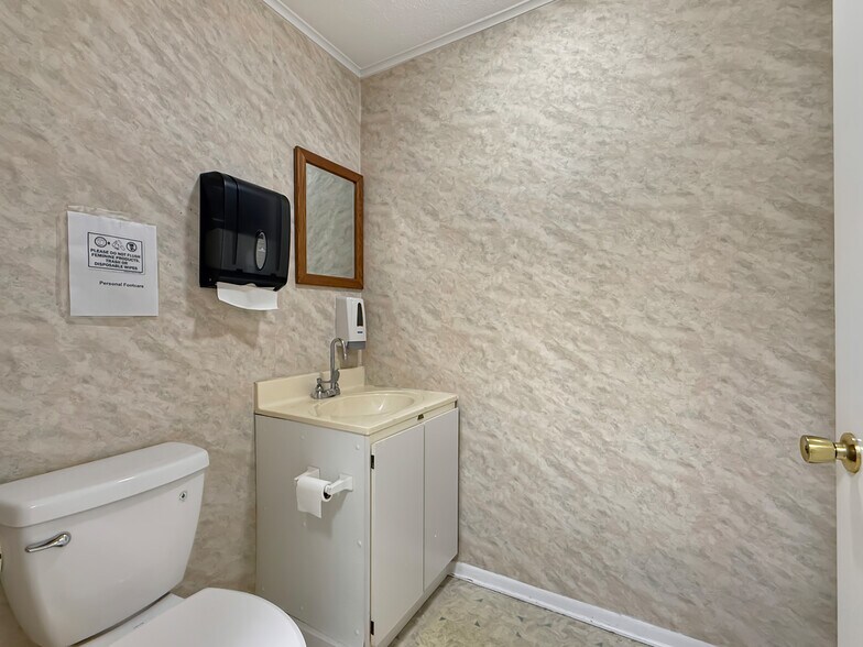 More Photos Of 420 Durant St, South Hill Office For Sale