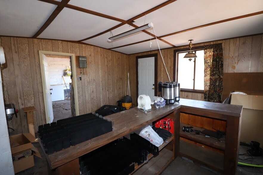 More Photos Of 22211 US Highway 63, Grand View Flex For Sale