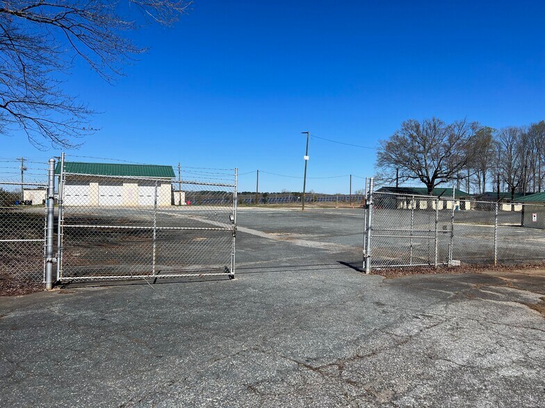 More Photos Of 1625 N US Highway 29, Salisbury Flex For Sale