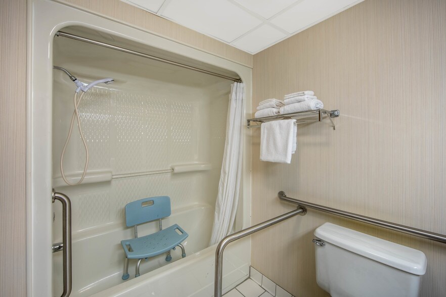 More Photos Of 3010 Green Mountain Dr, Branson Hotel For Sale