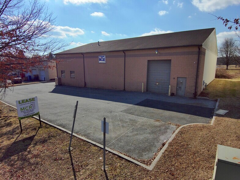 More Photos Of 4 Lewis Cir, Wilmington Warehouse For Lease