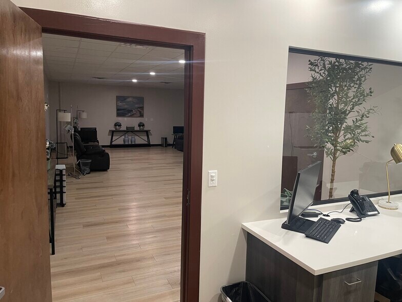 More Photos Of 1915 S Zapata Hwy, Laredo Storefront Retail Office For Lease