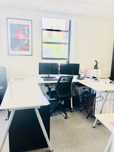 More Photos Of 19 W Putnam Ave, Greenwich Office For Lease