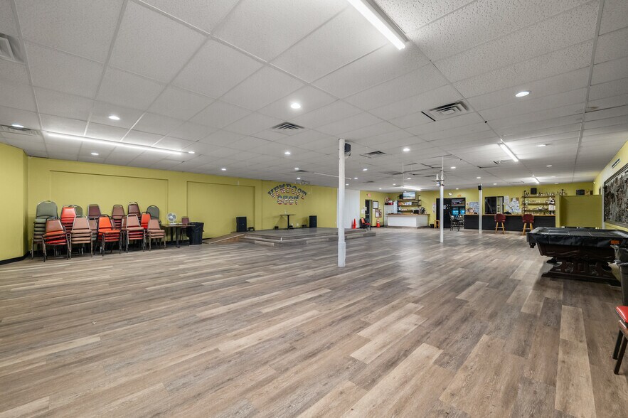 More Photos Of 2541 W Southcross Blvd, San Antonio General Retail For Lease