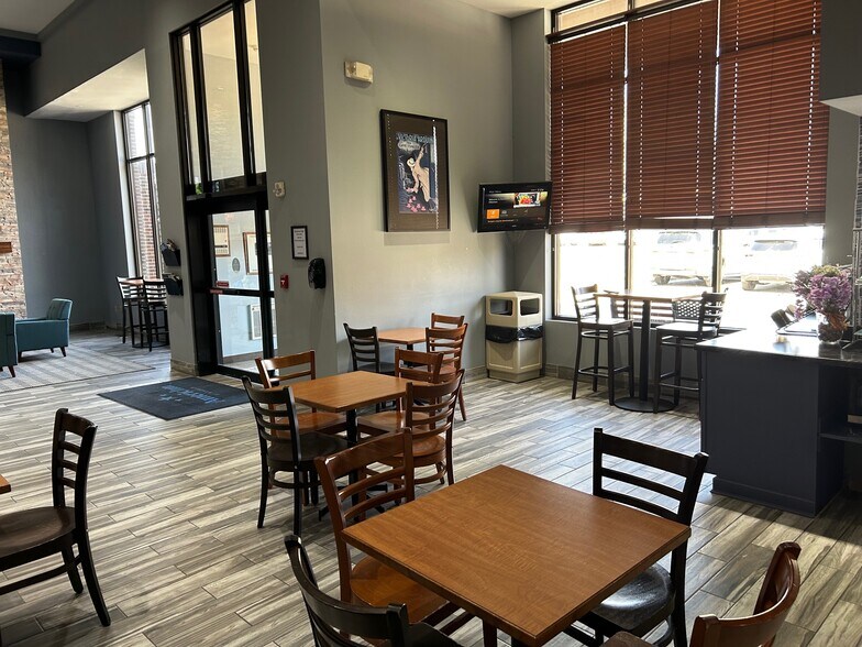 More Photos Of 222 W 2nd St, Ottumwa Hotel For Sale