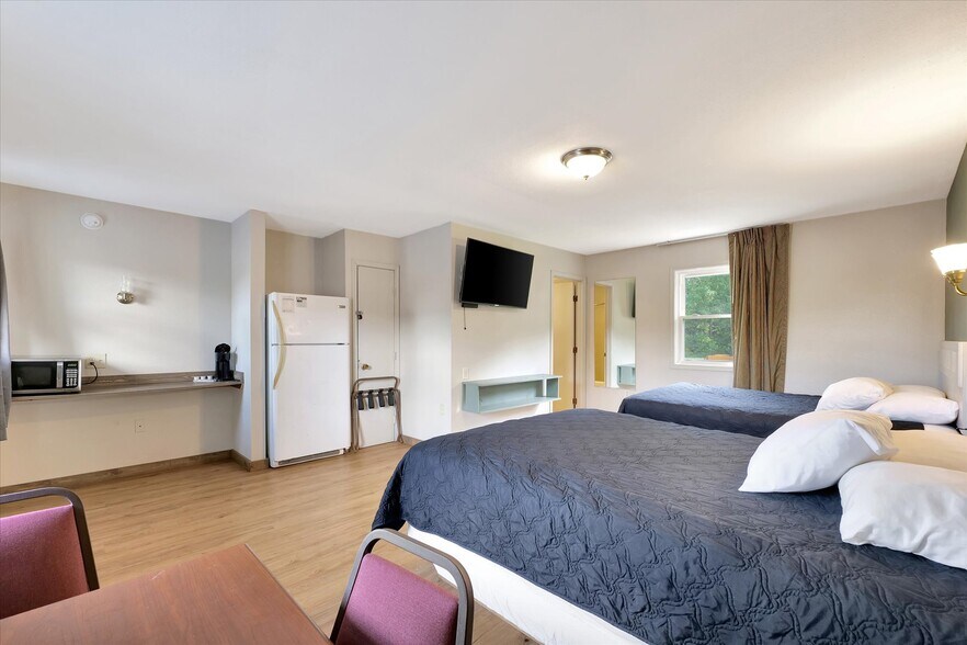 More Photos Of 1295 IL-16, Shelbyville Hotel For Sale