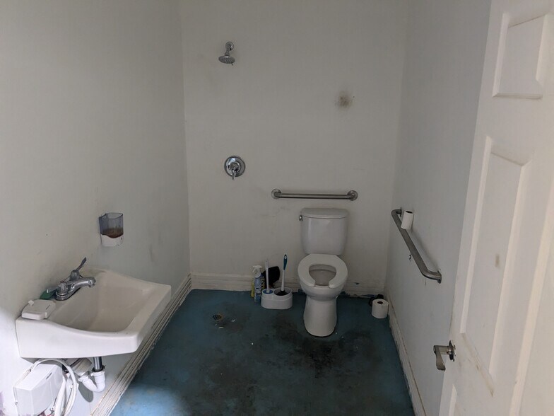 More Photos Of 11468 Black Jack Rd, Cumby Auto Repair For Sale