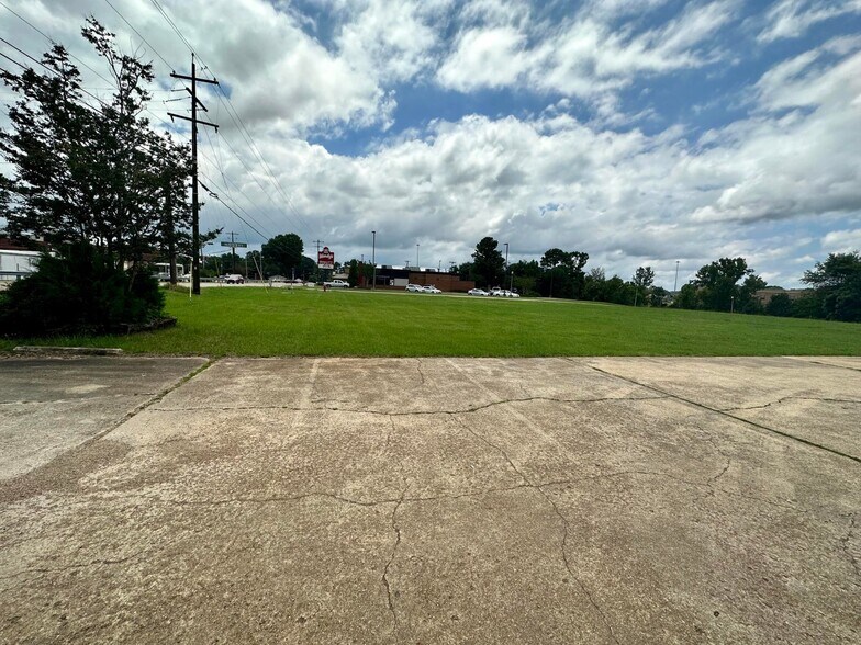 More Photos Of 712 Coulter Dr, New Albany Medical For Sale